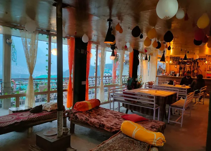 Bros Hostel & Yaara Cafe Manali 